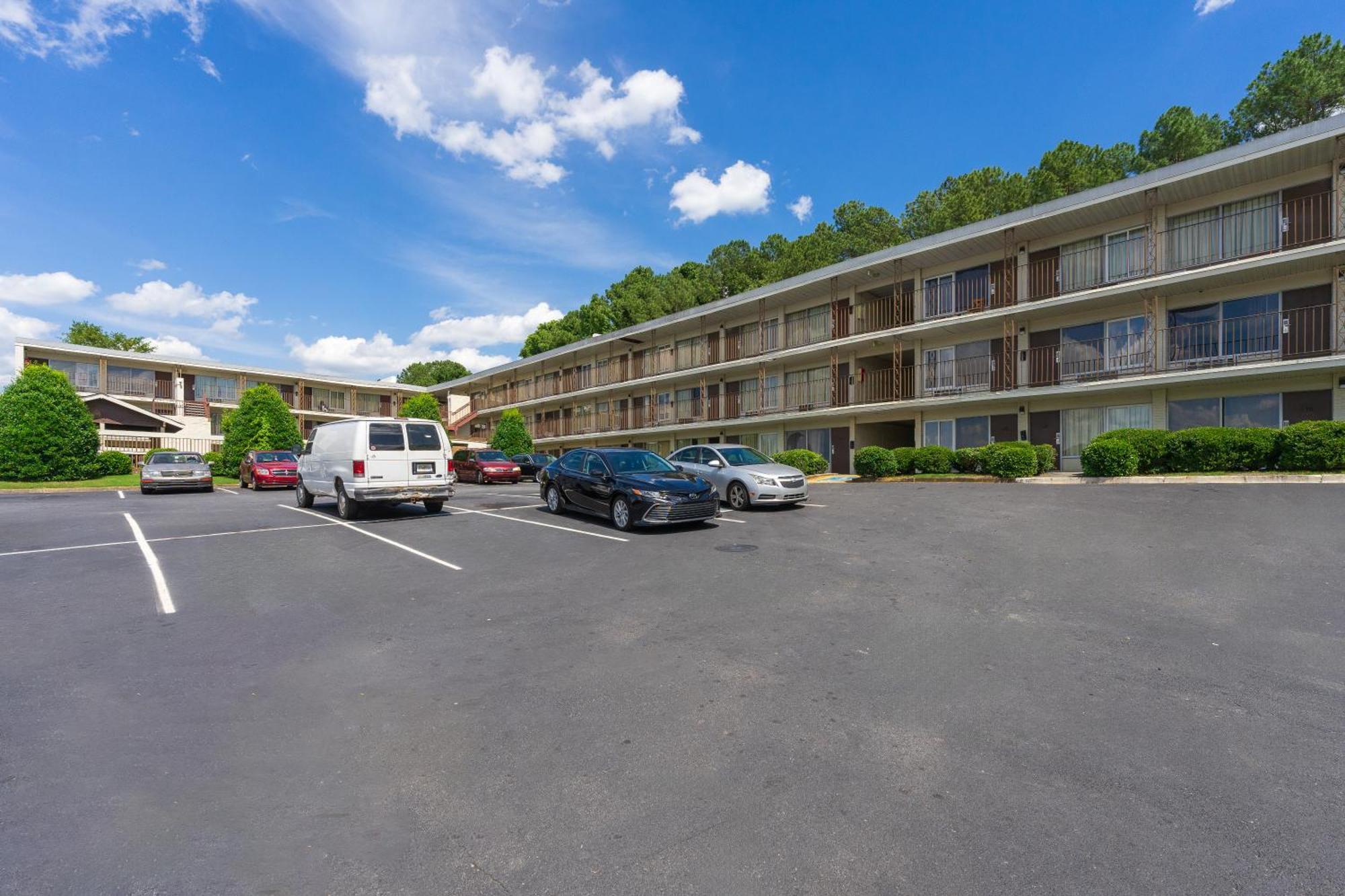 Budgetel Inn And Suites Atlanta Exterior photo