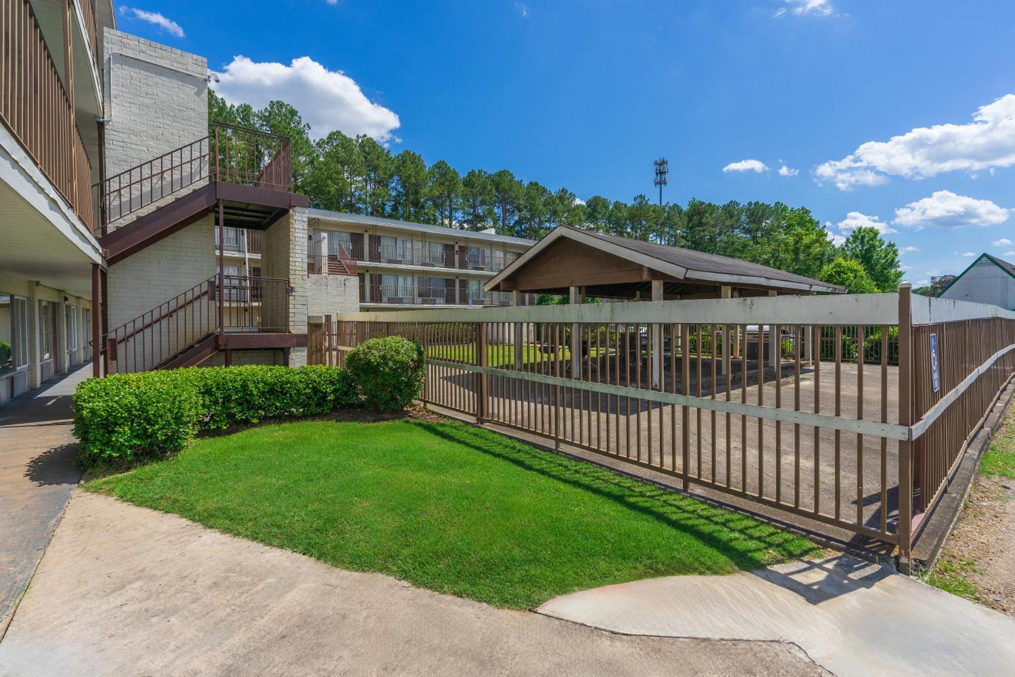Budgetel Inn And Suites Atlanta Exterior photo